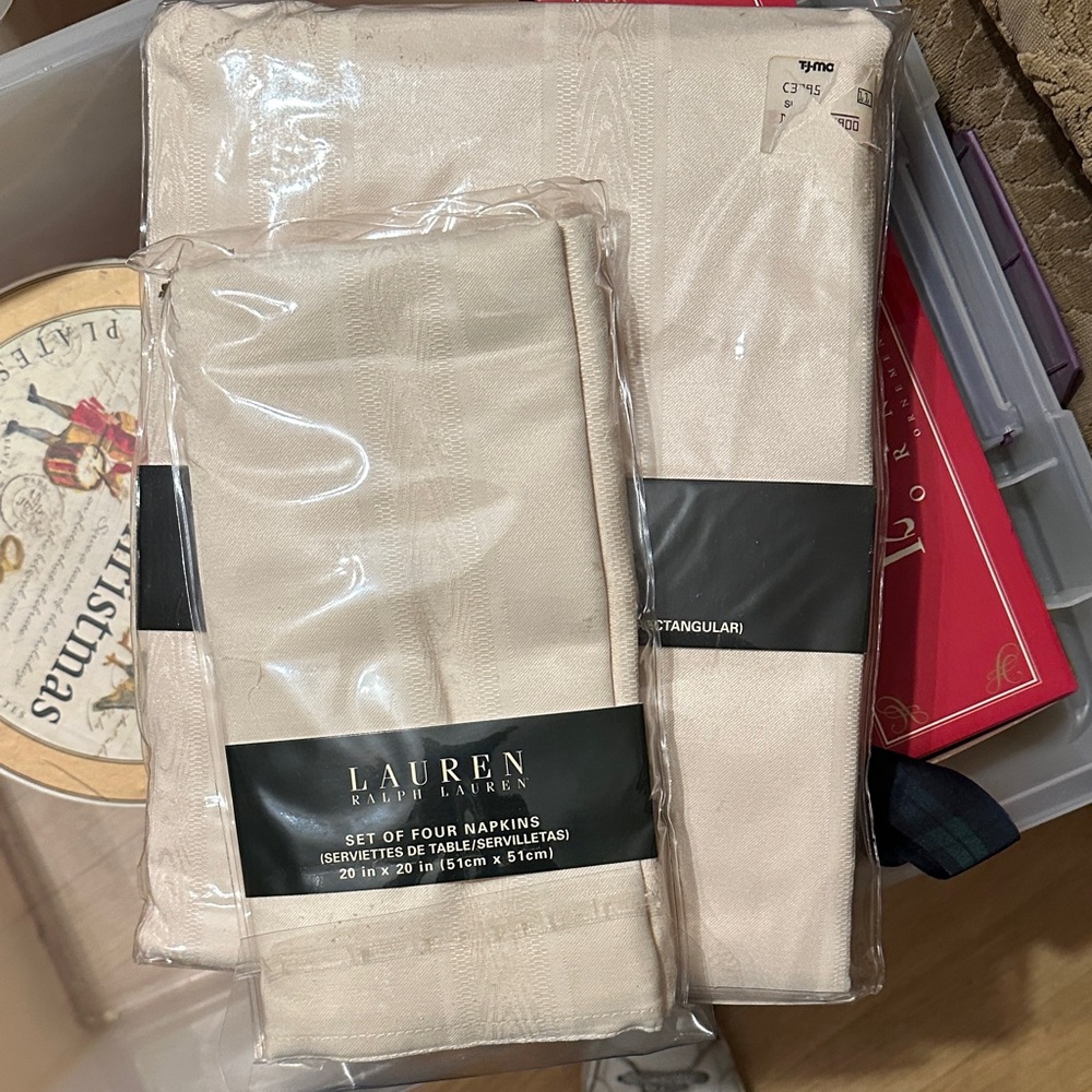 New Lauren Ralph Lauren cream Napkin Set and table cloth